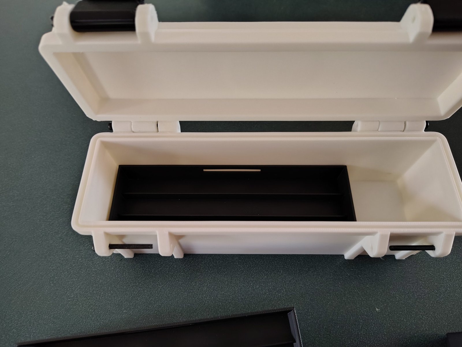 9 Pen Clamshell Holder - Image 2
